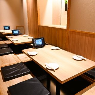 【9～10人的完全包间（Horigotatsu）】曾在多家餐厅工作过的设计师打造的空间非常出色。也欢迎各种宴会套餐、单点菜肴、无限畅饮计划和座位预订。