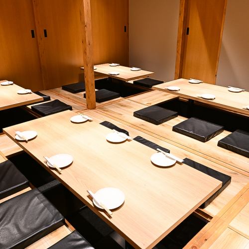 [Completely private room for 17 to 20 people (Horigotatsu)] Leave the banquet to us! The banquet hall, which can accommodate 17 to 20 people, has a horigotatsu (sunken kotatsu table) and a movable table, so you can create the best seats. Yes ◆Large banquets and spacious private rooms that can be reserved! Ideal for important company banquets, entertainment, farewell parties, year-end parties, and New Year's parties! You can also adjust the sound, air conditioning, and lighting.