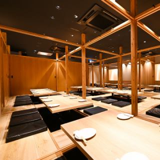[Completely private room for 21 to 80 people (Horigotatsu)] A banquet hall with horigotatsu where you can relax and stretch your legs.The use of microphones and projectors is also OK, so you can use it in various scenes.Reservation required (use is on a first-come, first-served basis.)We offer a banquet course packed with our prized delicacies from 3,500 yen! You can enjoy seasonal ingredients luxuriously.
