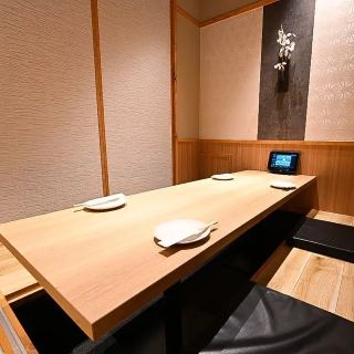 [Completely private room for 2 to 4 people (Horigotatsu)] We have prepared horigotatsu seats, so you can enjoy your meal comfortably at your feet. Perfect for parties near the station. Enjoy authentic tempura in a relaxing space. Please enjoy seafood dishes.