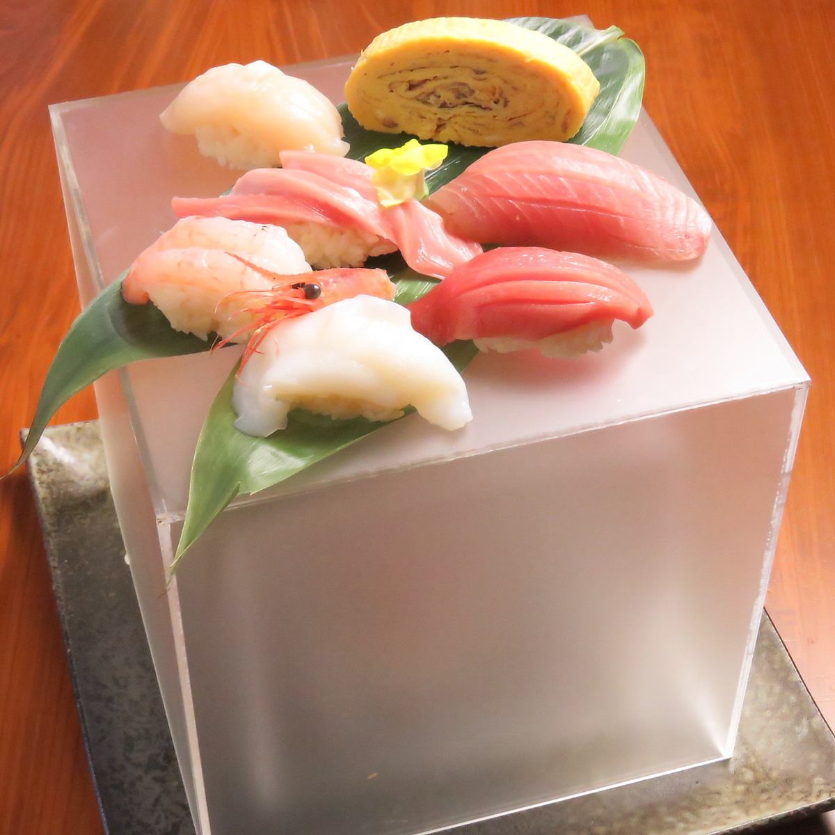 お祝いにぴったりの寿司玉手箱。記念日コースにてご用意♪