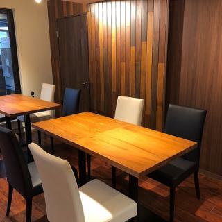 Spacious table seats available from 2 people ◎ If you connect a table, it can be used by 2 to 4 people, 4 to 6 people, 6 to 8 people, 8 to 10 people and various people ◎ Women's association and birthday party , It is good for drinking party in the fellowship.