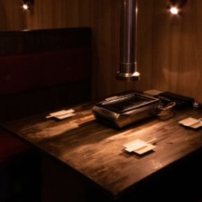 【4名様向けテーブル席】オシャレで清潔感溢れる店内は、木と赤を基調とした内装で大人な雰囲気◎全テーブル嬉しい排煙装置（ダクト）完備！！少人数～大人数様までご利用可能なテーブル席です。普段のお食事からデートや女子会など様々なシーンにご利用いただけます！