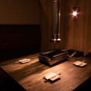 【少人数～大人数様までOK】清潔感あふれる店内♪ダクト完備で大人数の宴会も受付ております。ご利用人数が5名様以上の場合は、補助席をご用意するか、2席を使ってのご利用となります。会社宴会や二次会など様々なシーンにぴったりです◎