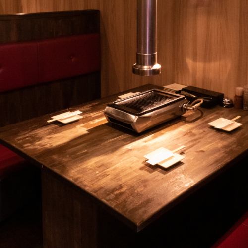 【店内は仕切りがあり、落ち着いた雰囲気】