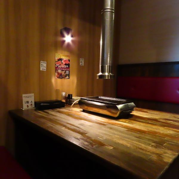【大人な雰囲気でオシャレに楽しむ】木と赤を基調とした内装が特徴の当店は、オシャレで清潔感溢れる空間です。全テーブルには嬉しい排煙装置（ダクト）が完備されており、快適な食事が楽しめます◎少人数様からご利用もOK！大切な人との特別な時間を美味しい料理と共に、大人な雰囲気の中で楽しいひとときをお過ごし下さい