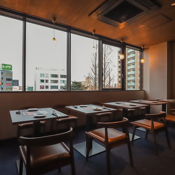 阿佐ヶ谷の街を見渡せる開放感。大きな窓が特徴の「落ち着いた大人の空間」で至福のひとときを。ビル6階に位置する店内は、喧騒を忘れてゆっくりと過ごせる大人の隠れ家のような雰囲気。夜には街の灯りが窓の外に広がり、デートや大切な記念日、接待など、特別なシーンをより一層華やかに演出してくれます。