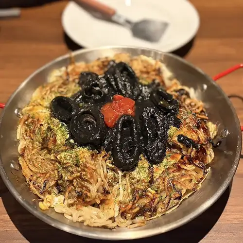 黒（ヤリイカのイカスミソテー）