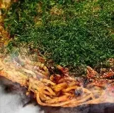 キャベツたっぷり!一体感を追求した熟練の職人技【広島お好み焼き 定番そば入り】