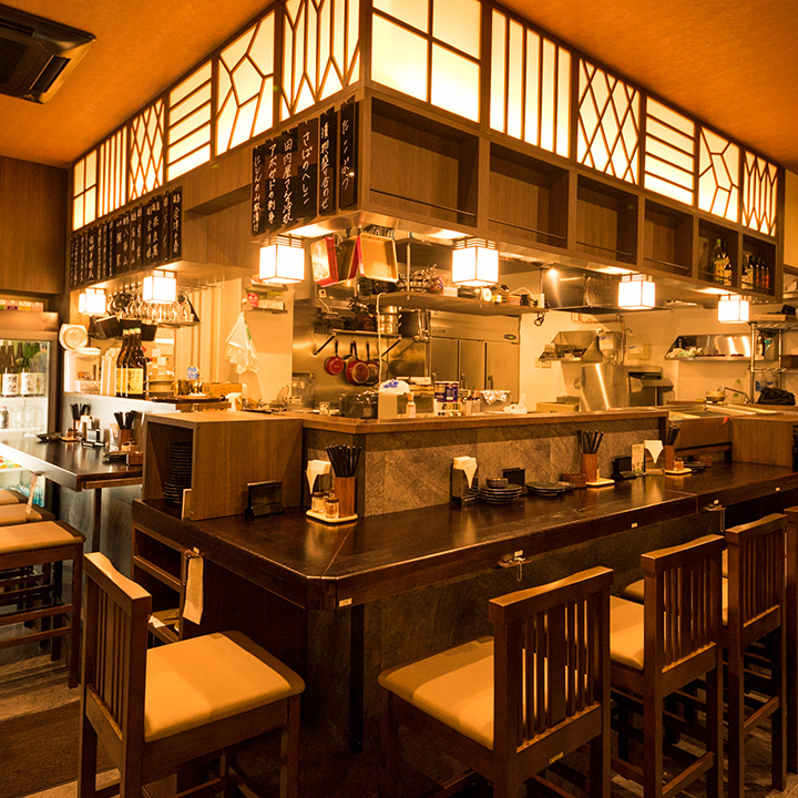活気溢れる店内は居心地抜群！席間隔もゆとりがあります