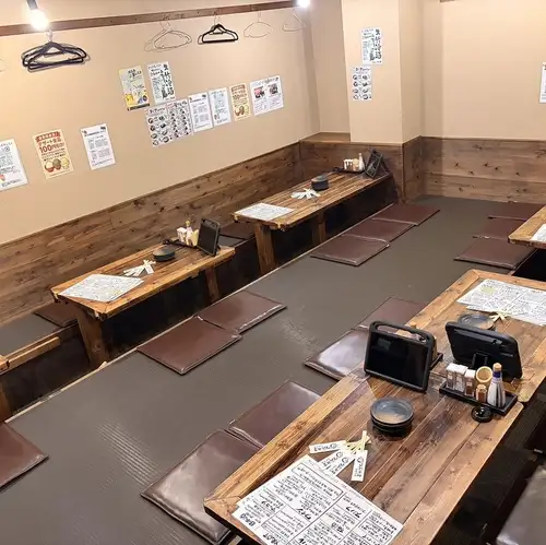 <p>お座敷の掘りごたつ席は大型宴会にも対応可能です♪最大27名様まで一度に収容可能!貸切は最大66名様収容OK!落ち着きのある店内で是非ご宴会を♪貸切も大歓迎なのでお気軽にお電話下さい♪</p>
