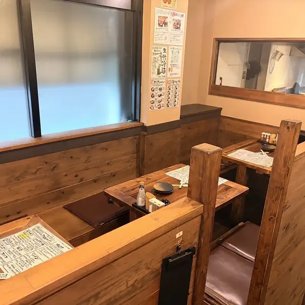 もちろん少人数でのご宴会にもピッタリ☆個室のお席もご用意しておりますので、仕事帰りの飲み会や、合コン、ご家族のご利用にも最適です!備長炭の中でも最高級といわれている【土佐備長炭】を使用しています。火力、遠赤効果がUPし、よりジューシーに♪