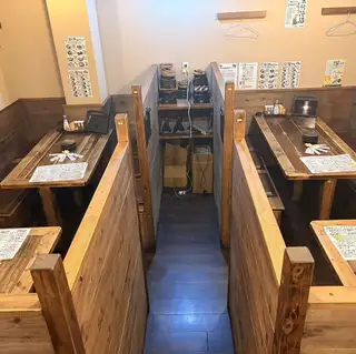 グループ宴会可能なテーブル席ご用意!お席を繋げて最大12名着席可能なテーブルをご用意しております。※系列店の写真となります。