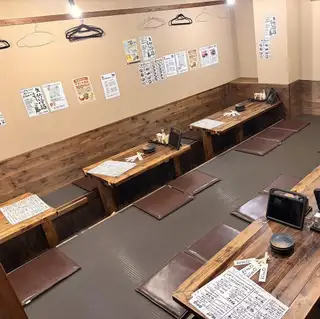 掘りごたつのお座敷となります♪1列のご利用でまとめて14名様のご利用も可能です♪また、ロールカーテンで仕切られるお席も御座いますので少人数でも隣を気にせずお過ごし頂けます◎※系列店の写真となります。