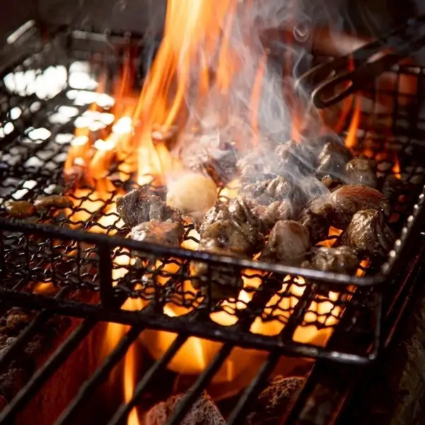 【炎が包み込む圧倒的な旨味!「地鶏の炙り焼き」