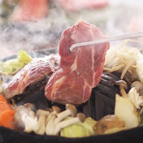 Genghis Khan, a specialty of Hokkaido! Thick sliced grilled lamb and shabu-shabu made from the popular raw lamb meat!