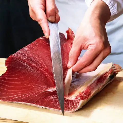 참치 요리는 10 종류 이상! 3 종 모듬과 참치 카마 구이는 요리장도 추천합니다.