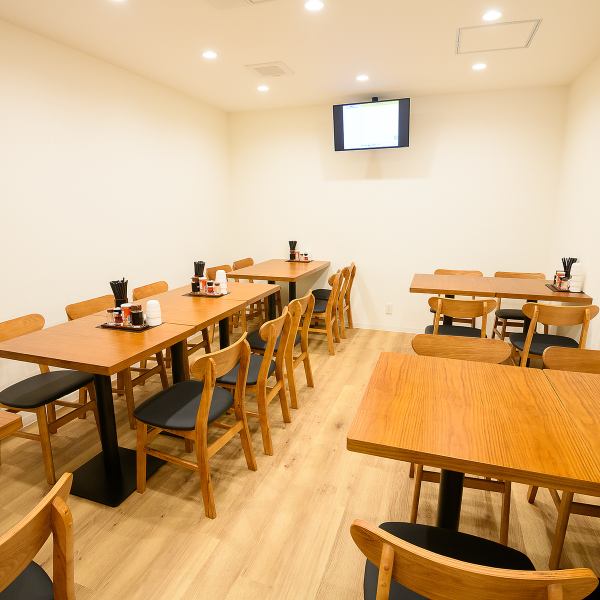 [2nd floor] Suitable for a wide range of occasions, from those who want to enjoy a bowl of ramen to those who want a full meal. 5 tables for 4 people. Enjoy your meal in a bright and clean space with a white base. You first purchase a meal ticket on the 1st floor, so even those who want a full meal can enjoy their meal to their heart's content.