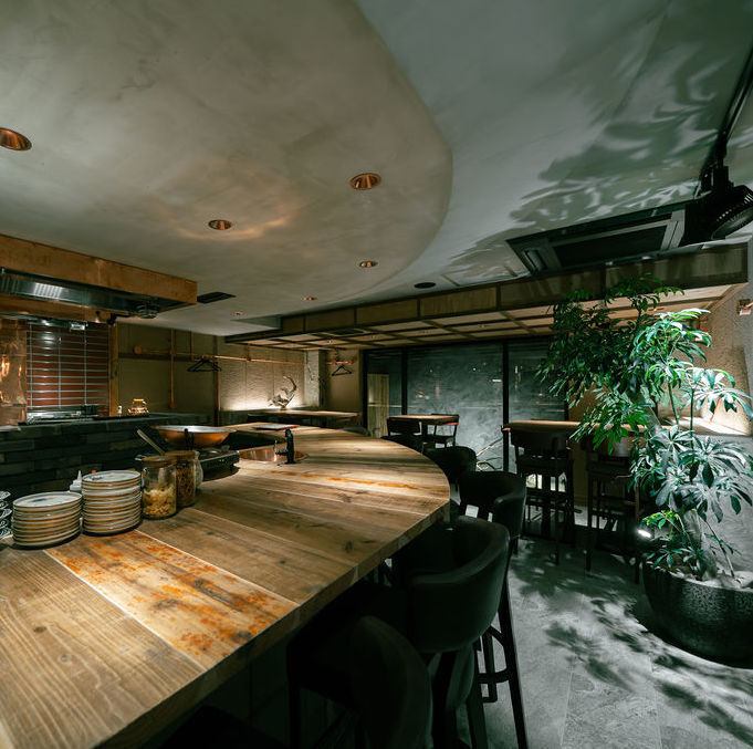 広々としたカウンターは当店おすすめ空間です。