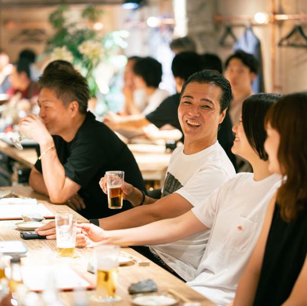 店内は洗練されたデザインが施されており、モダンでありながら落ち着いた雰囲気を醸し出しています。まるで隠れ家のような特別な空間で、特に20代後半から50代のお客様に、心地よいひとときを提供できるよう工夫されています。