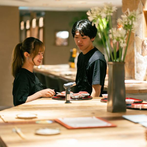 当店のインテリアは、スタイリッシュでありながら温かみのあるモダンな空間を演出しています。特別感あふれる隠れ家的な雰囲気の中で、特に20代後半から50代の大人のお客様が安心して贅沢な時間を過ごせるお店です。