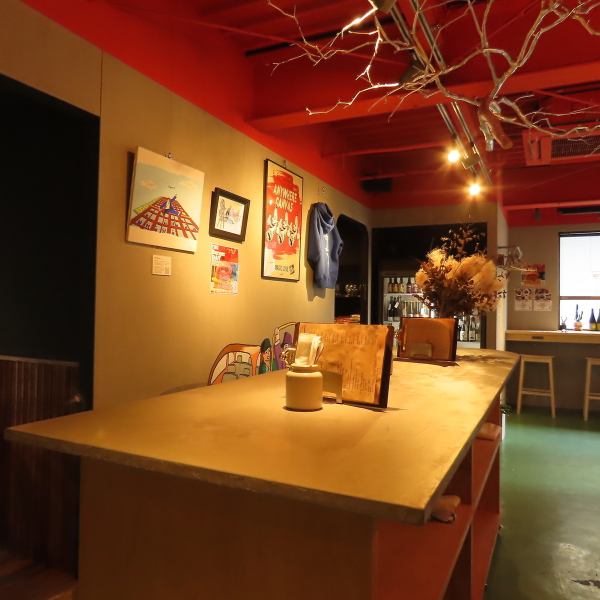 [A space where customers can interact with each other, you can use it while standing!] There are standing tables in the store! Our store is ``a store where customers can have lively conversations with each other,'' and it is a casual and unusual place with a low barrier to entry. The space is great.Please feel free to visit us in person.