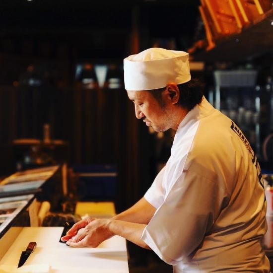 38 年来，我们一直提供由厨师准备的正宗江户前寿司，每天提供 40 多种配料。