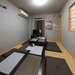 座敷4名様テーブル×2卓を完備しており、少人数の飲み会から、最大10名様までのまとまったご宴会にも柔軟に対応いたします。