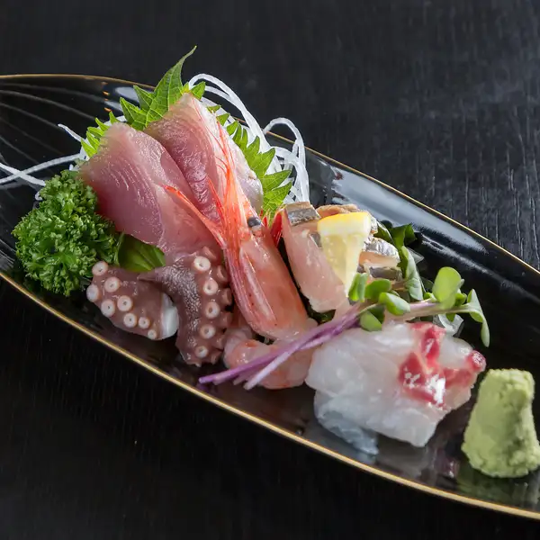 【市場直送】季節の旨味を凝縮した自慢の一皿。鮮度抜群な魚を贅沢に堪能するお造り盛り合わせ