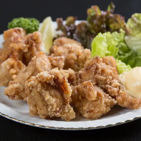 しょうがとにんにく香る自家製唐揚げ!ジューシーな旨味を、多彩なソースで楽しく味わう自慢の一品。