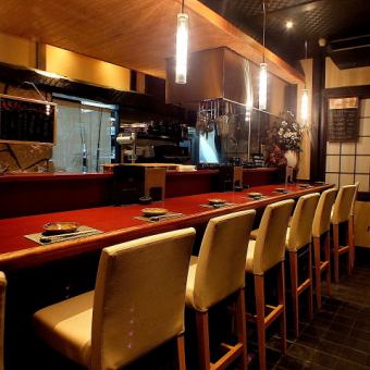 Counter seats that are perfect for dating and visiting the store alone.You can also ask the staff about the recommended menu and the compatibility between food and sake.