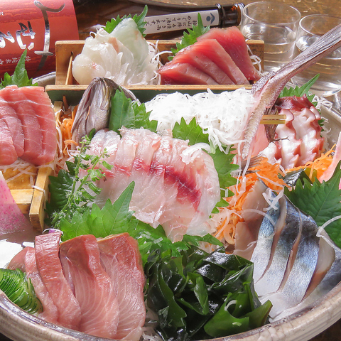 当店は船橋市場から選りすぐりの旬な魚介を直送しております。