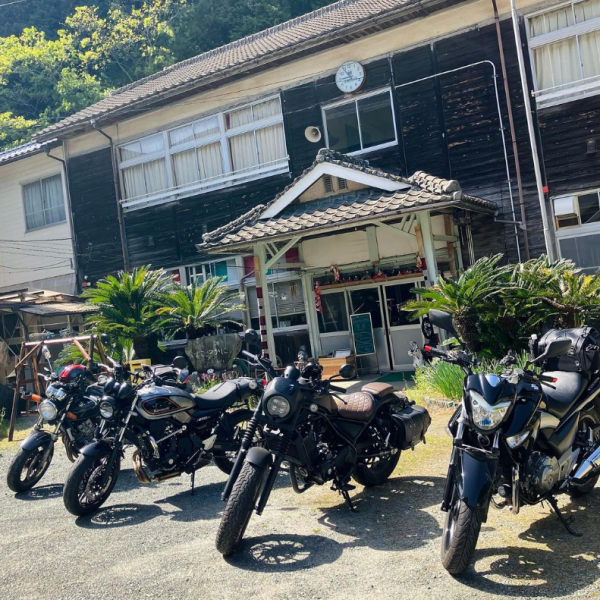 バイクや自転車で来る方も多いです！ツーリングの休憩にぜひお越しください！SNS映え間違いなし！