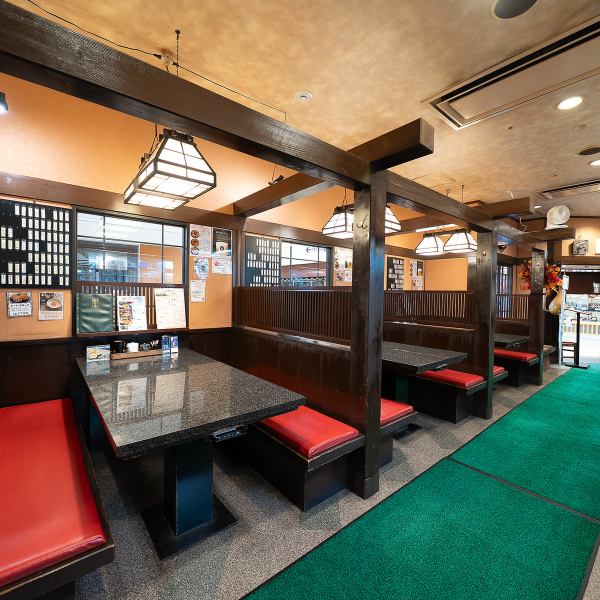 ご家族やご友人とのひとときにぴったりなテーブル席。落ち着いた空間で、旬の串料理を囲みながら、会話も自然と弾みます。心地よい距離感で、ゆったりとした時間をお過ごしください。