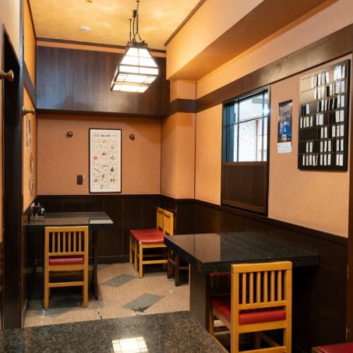 2名掛けテーブルが3席ございます。