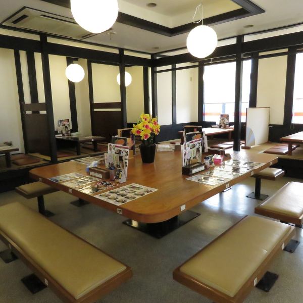 "Large table in the middle" This is a large table in the middle of the store.It can be used by one weekday office worker, and please enjoy the local cuisine of Gamagori by enclosing a table with a large number of people.