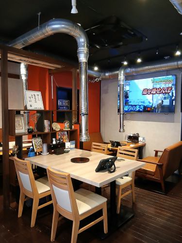 餐桌座位和摆放位置均可更换,适合团体用餐。