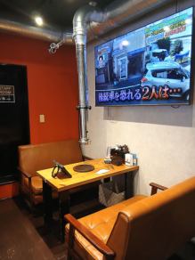 这个沙发座位最多可容纳四人。您可以在轻松的氛围中享用餐点。