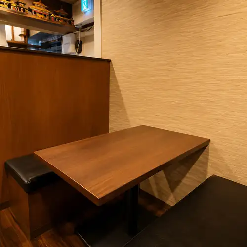 4名様から6名様でご利用いただける広めのテーブル席。ご家族でのお食事や女子会、会社帰りの飲み会など幅広いシーンに対応し、料理をシェアしながら賑やかな時間をお楽しみいただけます。
