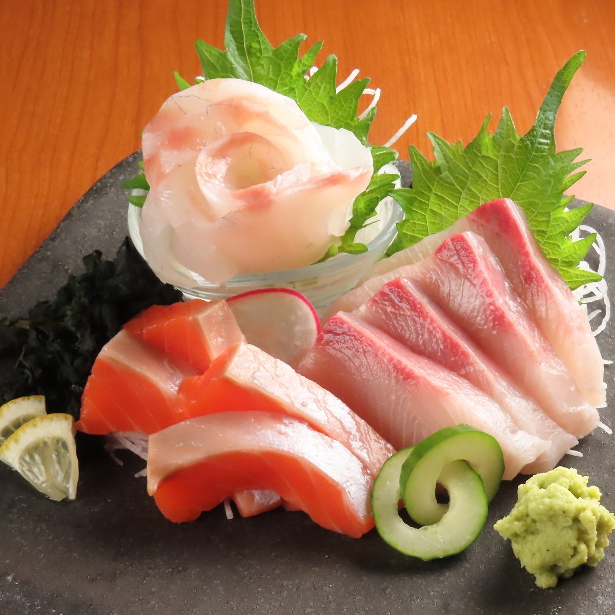 おまかせ刺身3種盛合せは980円から。その日のおすすめを盛合わせ