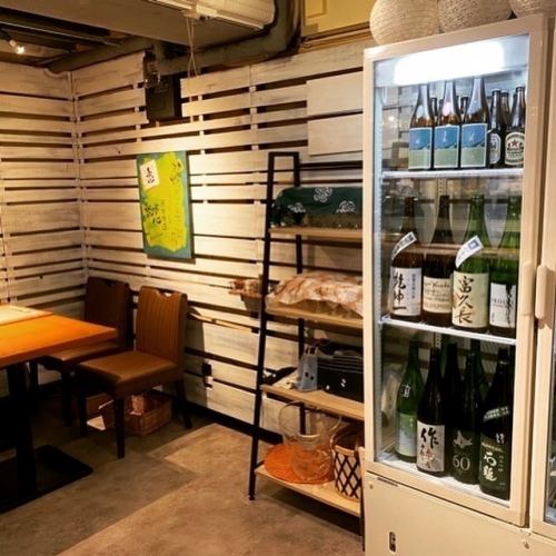 <p>落ち着いた「和」の空間で、ゆったりとお過ごしいただけます。店内には、厳選した全国各地の日本酒が並ぶ日本酒セラーを設置。銘柄を眺めるだけでも楽しい、大人の隠れ家のような雰囲気です。カウンター席ではスタッフとの会話を楽しみながら、テーブル席では酒と料理をじっくりと堪能できます。</p>