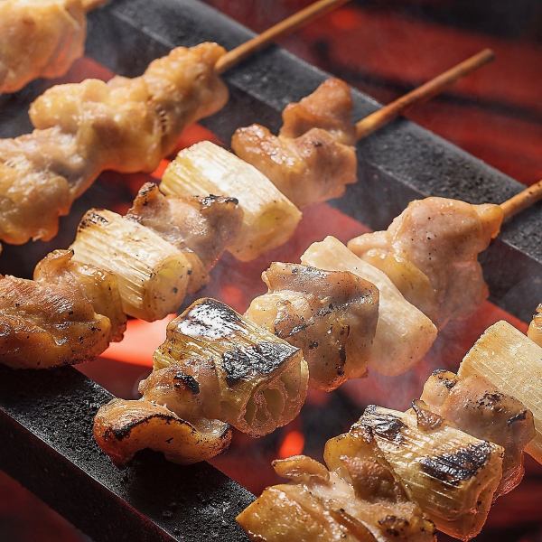 可以吃和喝当地的鸡肉烤鸡肉串！因为它是用Bincho木炭烤的，所以皮肤酥脆，肉汁多汁。