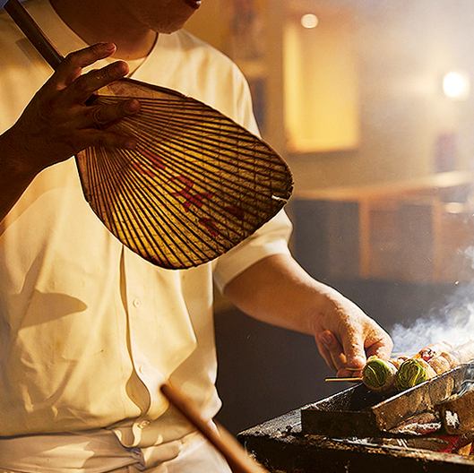 地鶏焼き鳥食べ飲み放題コース！備長炭で焼き上げるので「皮はパリッと、肉はジューシー」に仕上がります。