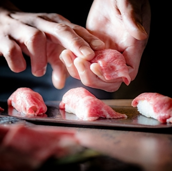 厳選肉で仕上げる肉寿司の食べ飲み放題コース！炙る事によってより一層お肉の旨味を引き出します♪