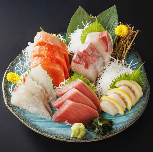 【季節のお刺身五点盛り合わせ】毎日仕入れる新鮮な魚介類を、職人が心を込めて盛り付けた贅沢な逸品です。