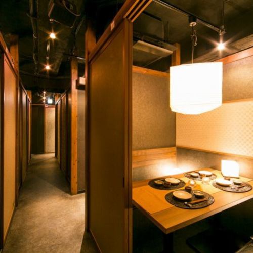저희 가게에서는, 넓은 일본식의 개인실을 준비하고 있습니다.친구나 동료와 휴식하면서 특별한 시간을 보낼 수 있는 공간입니다.어른수라도 안심하고 즐길 수 있으므로, 연회나 축하 일에도 딱.인테리어는 일본의 미의식을 반영하고 차분한 분위기가 매력적입니다.기분 좋은 한때를, 꼭 당점에서 체험해 주세요★