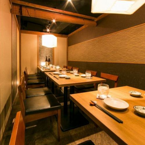 동료와 휴식하면서 느긋한 시간을 보낼 수 있습니다.넓은 일본식 개인실이 자랑합니다.어른수로의 연회에도 최적이며, 즐거운 한때를 연출합니다.인테리어는 일본의 미의식을 반영하고 차분한 분위기가 매력적입니다 ☆ 특별한 날이나 소중한 사람과 보내는 시간을 꼭 당점에서 체험하십시오!