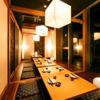 느긋한 일본식 개인실에서 특별한 시간을 보낼 수 있습니다.친구와 가족과 함께 마음이 따뜻해지는 시간을 즐기기에 완벽한 장소입니다.어른수라도 쾌적하게 보낼 수 있는 설계로, 연회에도 추천.아름다운 일본의 인테리어가 차분한 분위기를 자아내고 마음을 달래줍니다 ♪ 쾌적한 공간에서 멋진 추억을 만들어 봅시다!