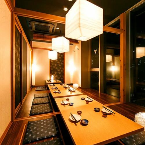 느긋한 일본식 개인실에서 특별한 시간을 보낼 수 있습니다.친구와 가족과 함께 마음이 따뜻해지는 시간을 즐기기에 완벽한 장소입니다.어른수라도 쾌적하게 보낼 수 있는 설계로, 연회에도 추천.아름다운 일본의 인테리어가 차분한 분위기를 자아내고 마음을 달래줍니다 ♪ 쾌적한 공간에서 멋진 추억을 만들어 봅시다!