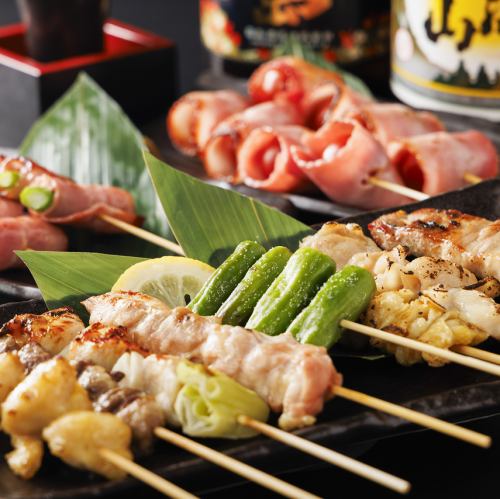 <p>新宿で飲むなら、まずは焼き鳥将軍。名物の鶏皮串と乾杯ハイボールがセットで110円の破格価格。とりあえず一杯にも、仲間との飲み始めにも使いやすい、大衆酒場らしい気軽さが魅力です。サクッと寄れて、しっかり飲める。焼き鳥と酒を気楽に楽しみたい夜は、焼き鳥将軍で決まり♪</p>